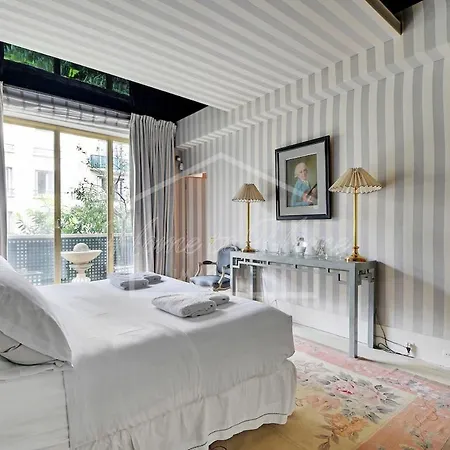 Luxurious & Calm Balcony Facing Bois De Boulogne Apartment